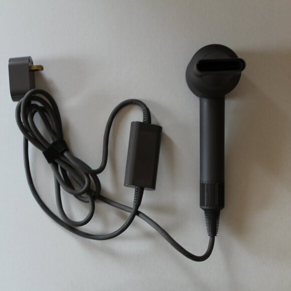 Dyson Hairdryer with Diffuser and Smoothing Nozzle Magnetic Attachments, ExCond. - Picture 4 of 4